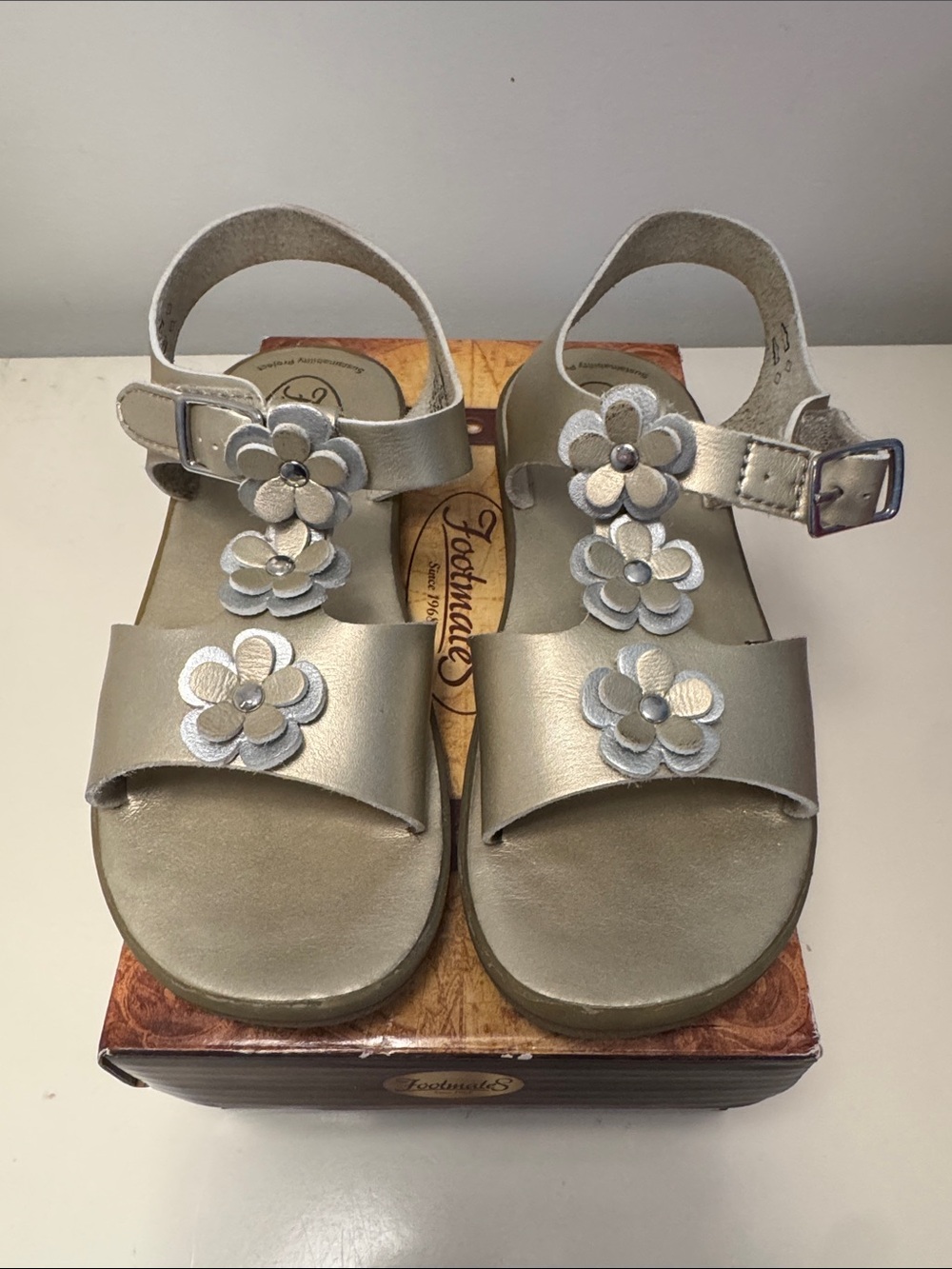 FootMates Girls Metallic Silver Flower Strap Sandals